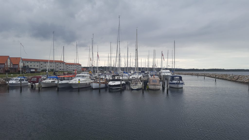 Juelsminde Havn i eftermiddagssolen