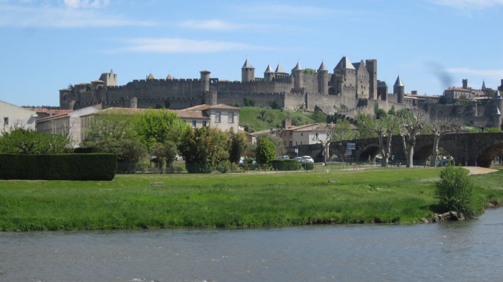 Carcassonne set fra den anden side af floden