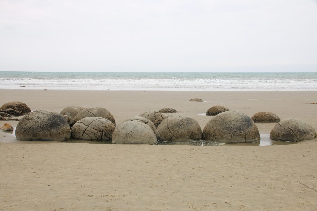 Runde sten på stranden